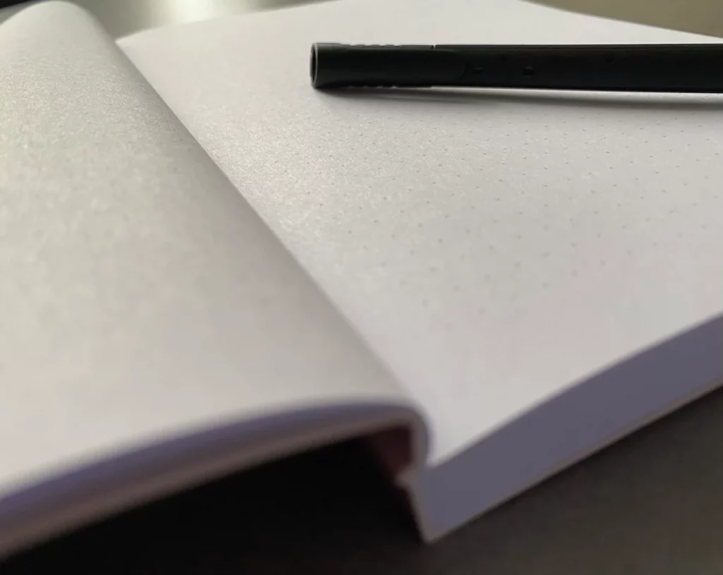 Notizbuch mit Stift zum Sammeln von Ideen