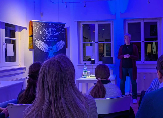 Autorin Kerry McKilroy eröffnet die Lesung in der Stadtbücherei Rosbach