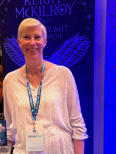 stolze Kerry McKilroy am Messestand