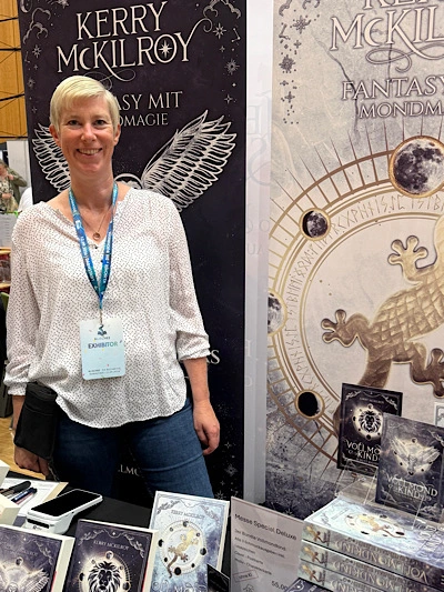 Kerry McKilroy am Vollmondkind Messestand auf der Klischee Buchmesse in Darmstadt