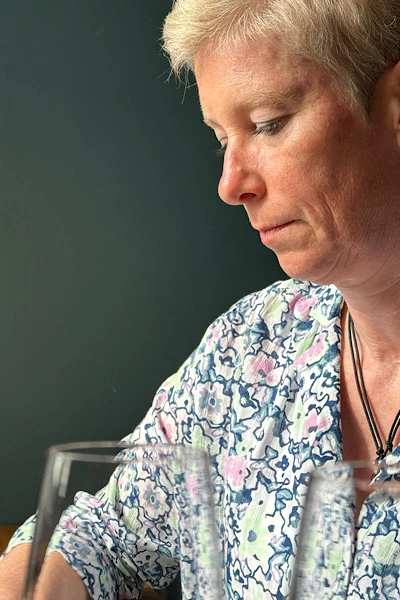 Autorin Kerry McKilroy bei der Arbeit.
